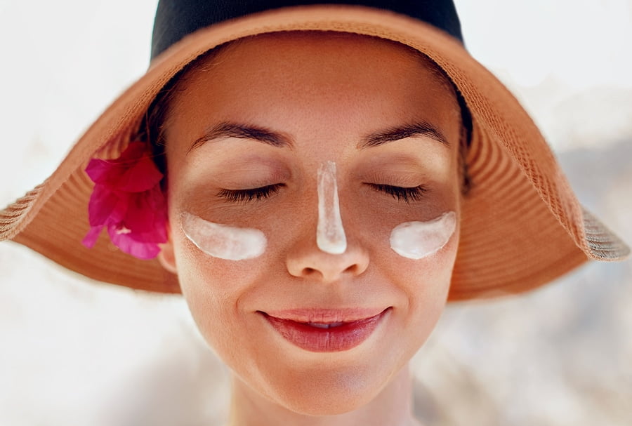 applying-sun-cream applying sun cream تاریخچه نخستین استفاده از ضد آفتاب